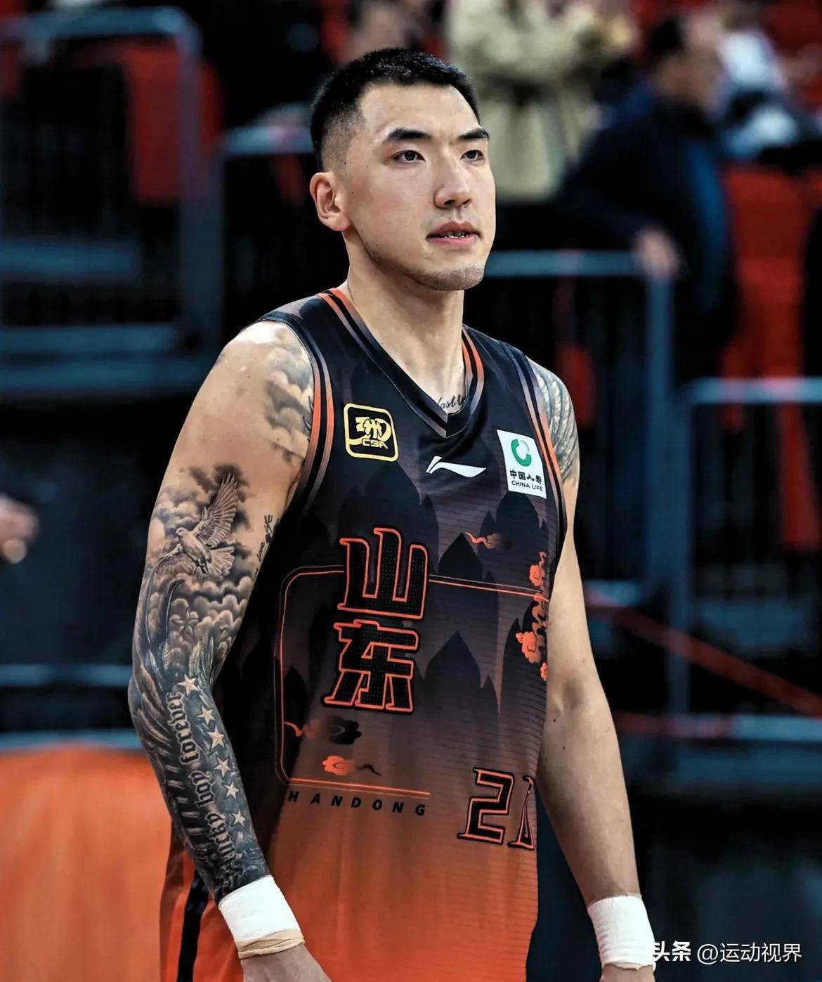 优德app下载 -樊振东澳门街头为球迷签球拍